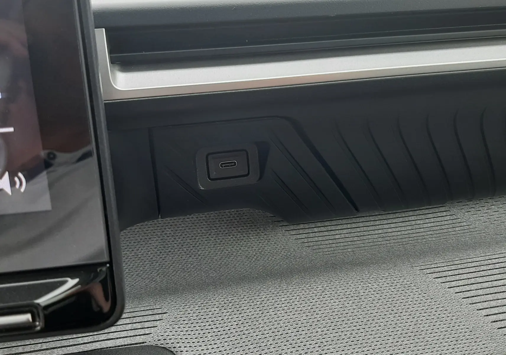 Détail du tableau de bord noir de la Citroën C3 2025 avec prise USB-C intégrée côté passager.
