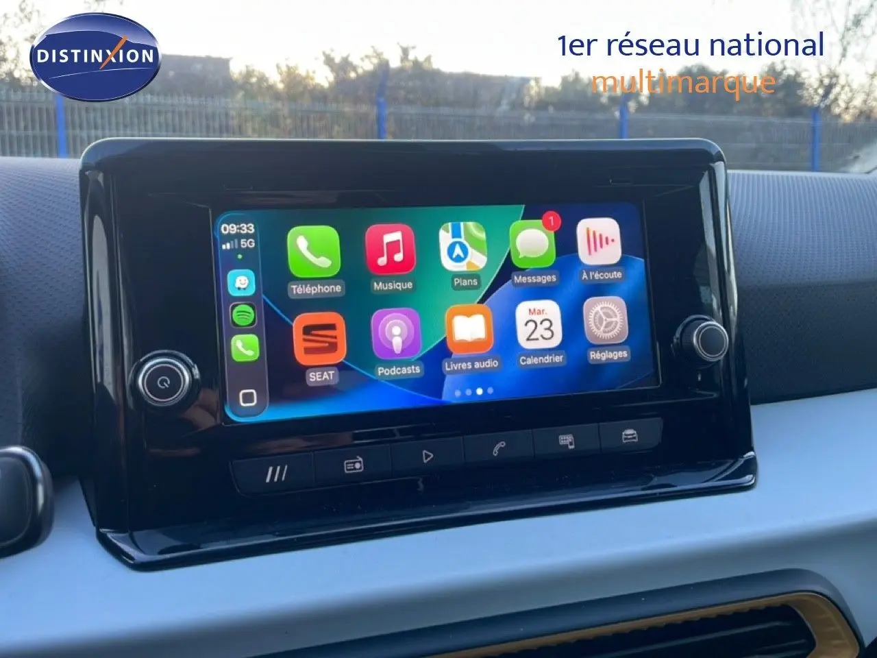 Vue rapprochée de l’écran tactile central du tableau de bord d’une SEAT Arona 2025 avec interface Apple CarPlay affichée.