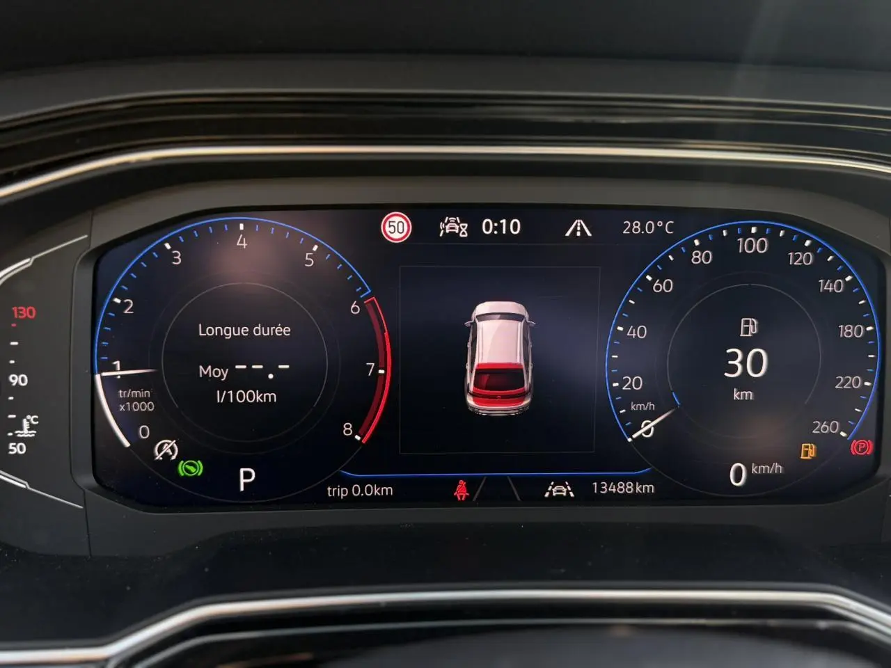 Tableau de bord numérique du Volkswagen Taigo TSI 116 DSG R-Line affichant la consommation et l'autonomie.