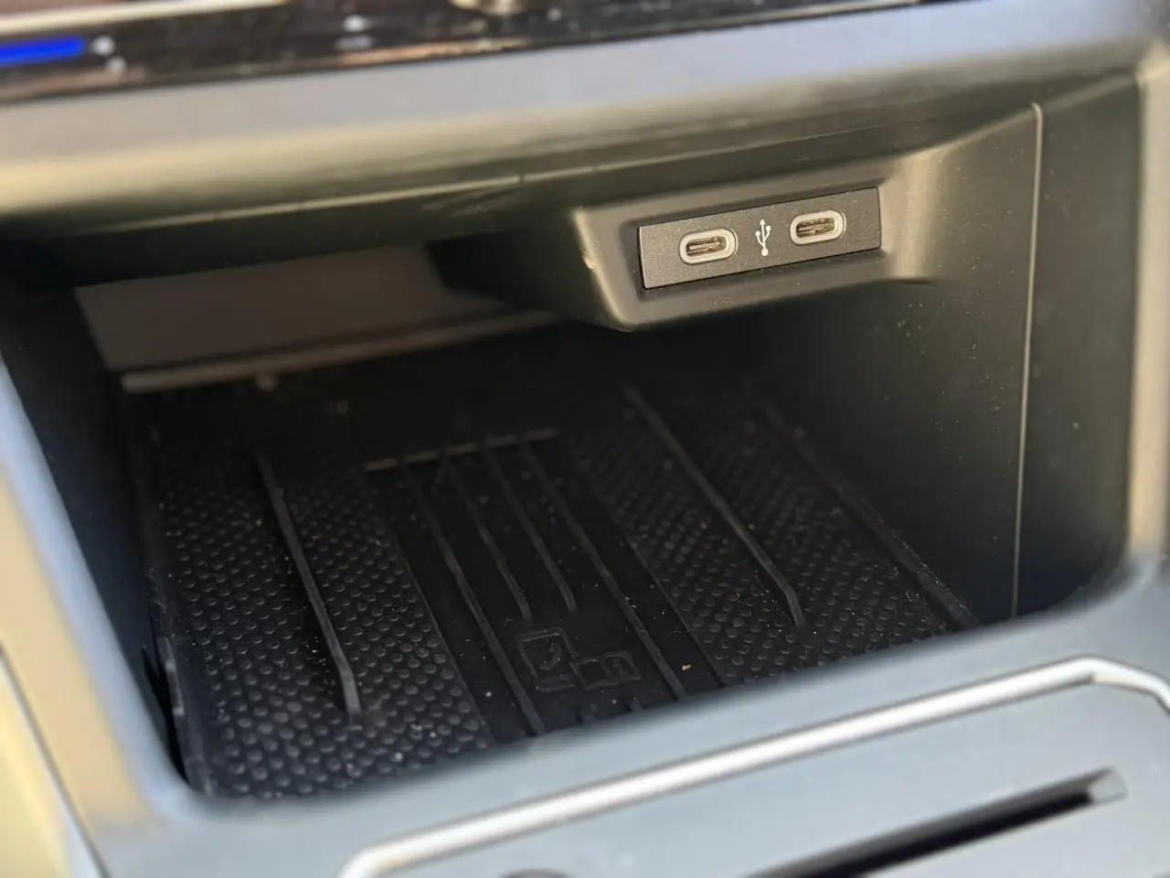 Gros plan sur la console centrale du Volkswagen Taigo TSI 116 DSG R-Line 2025 montrant deux ports USB-C avant.
