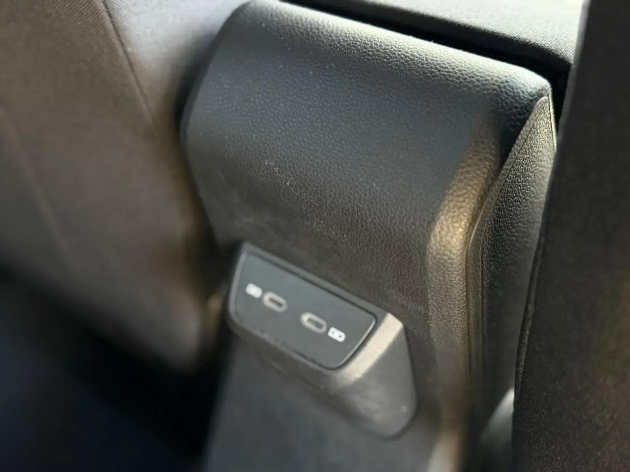 Gros plan sur les deux ports USB-C de recharge à l'arrière du Volkswagen Taigo TSI 116 DSG R-Line 2025.