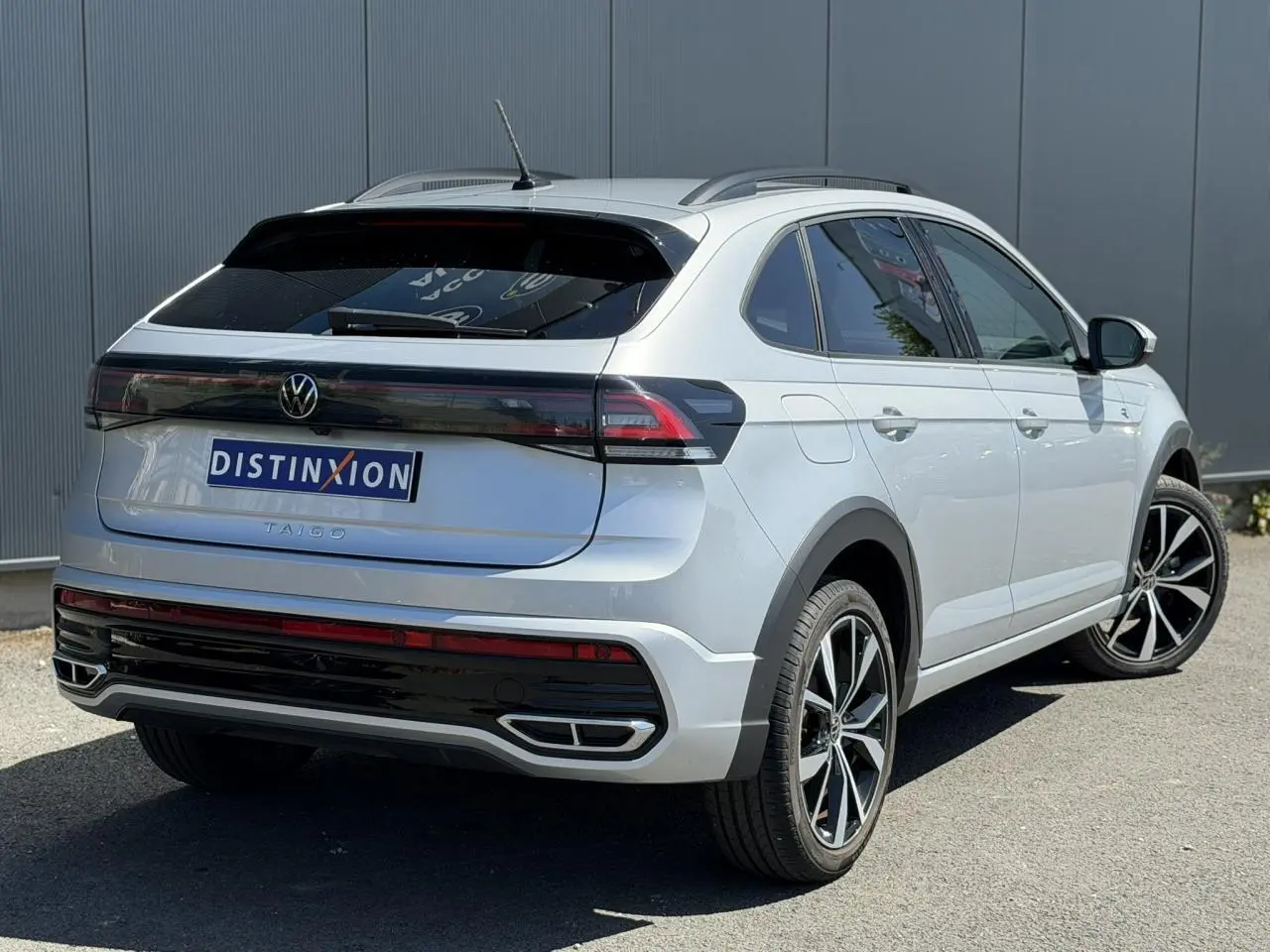 Volkswagen Taigo TSI 116 DSG R-Line argent Reflex, vue 3/4 arrière droit avec jantes 18 pouces Misano.