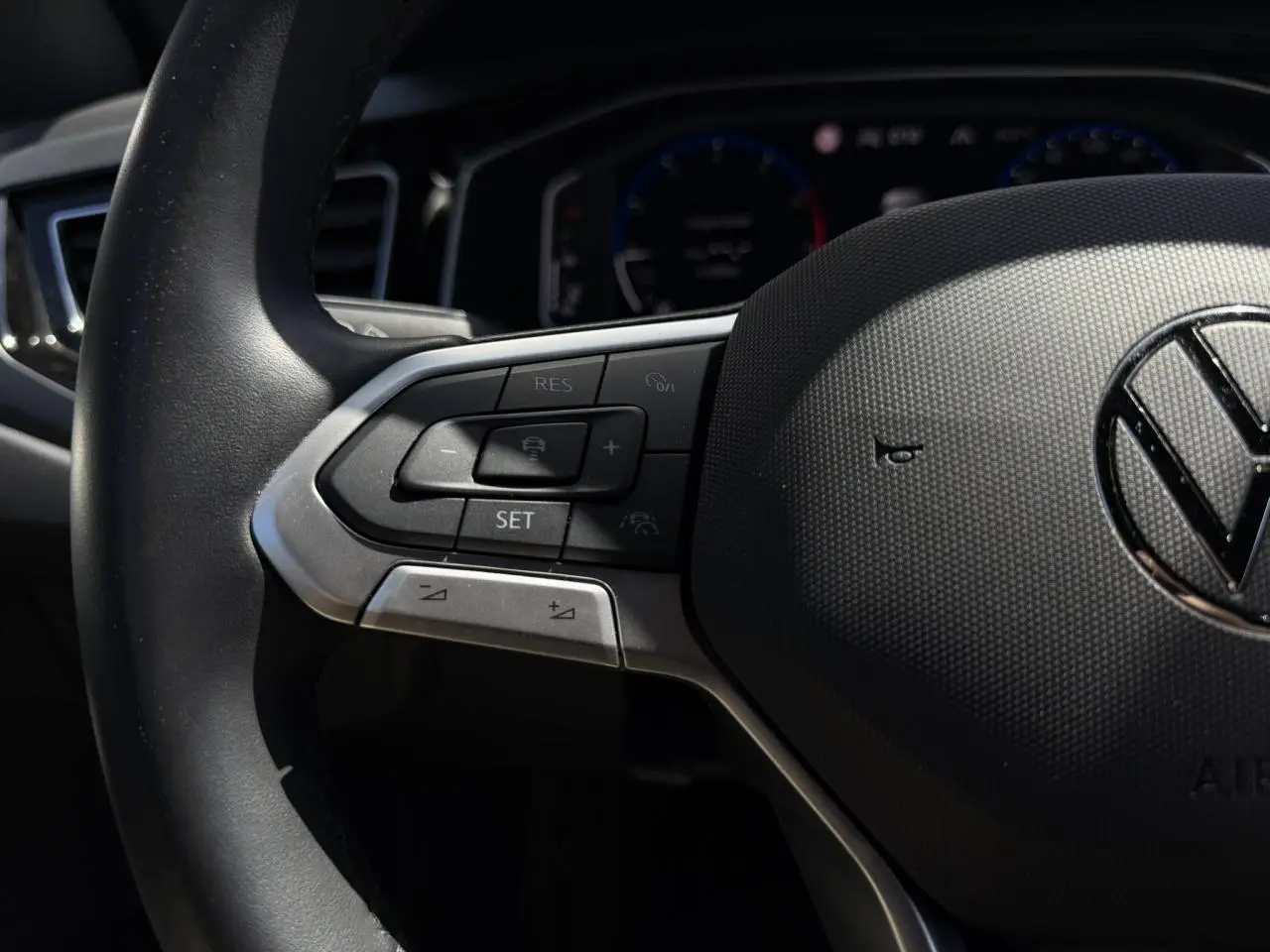 Gros plan sur le volant cuir multifonctions côté gauche du Volkswagen Taigo TSI 116 DSG R-Line 2025.