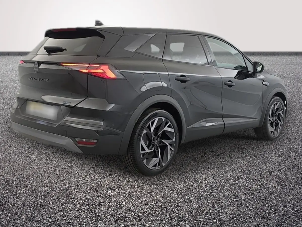 Vue 3/4 arrière droite du Renault Symbioz noir avec feux LED et jantes au design géométrique.