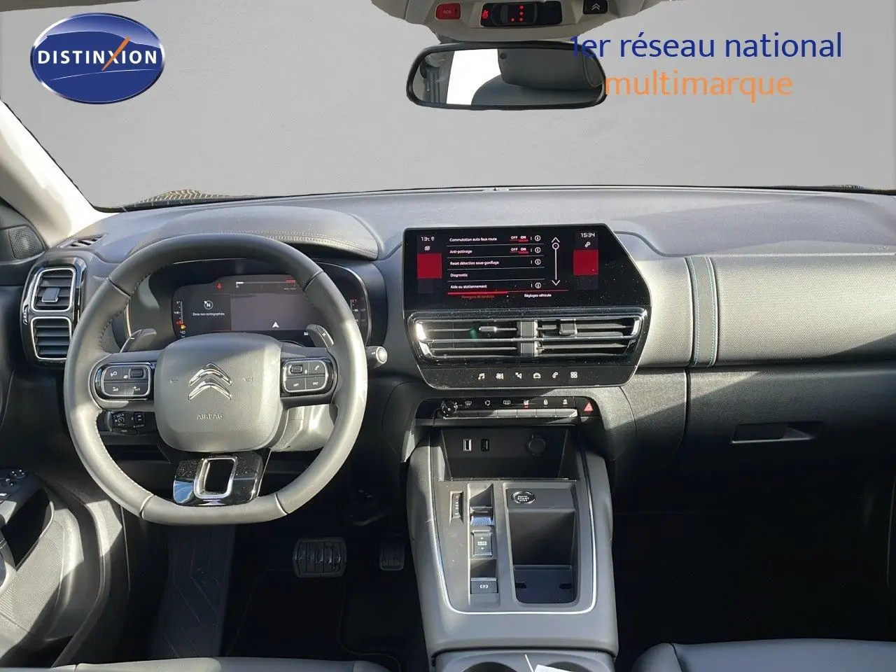 Vue intérieure avant du Citroën C5 Aircross 2025, tableau de bord et volant en cuir noir avec écran tactile central.
