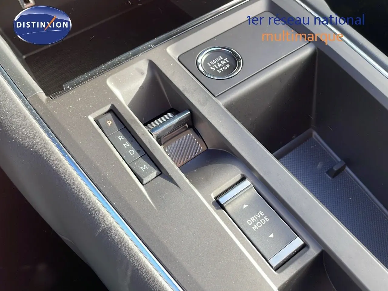Vue rapprochée de la console centrale du Citroën C5 Aircross bleu Eclipse Metal, avec sélecteur de boîte auto et bouton start/stop.