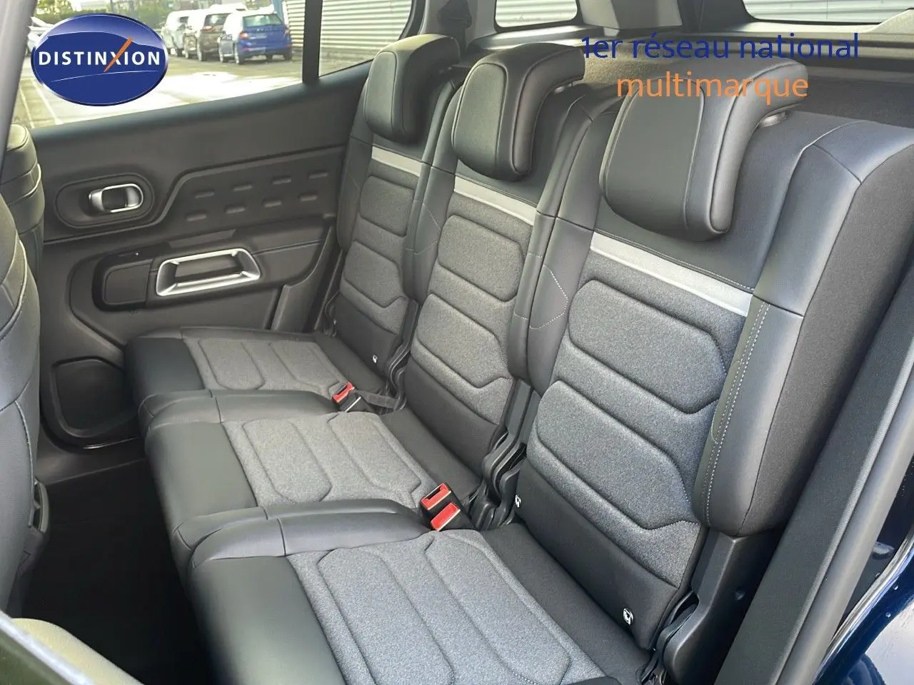 Vue intérieure du siège arrière droit du Citroën C5 Aircross 2025, avec sellerie mixte cuir noir et tissu gris.