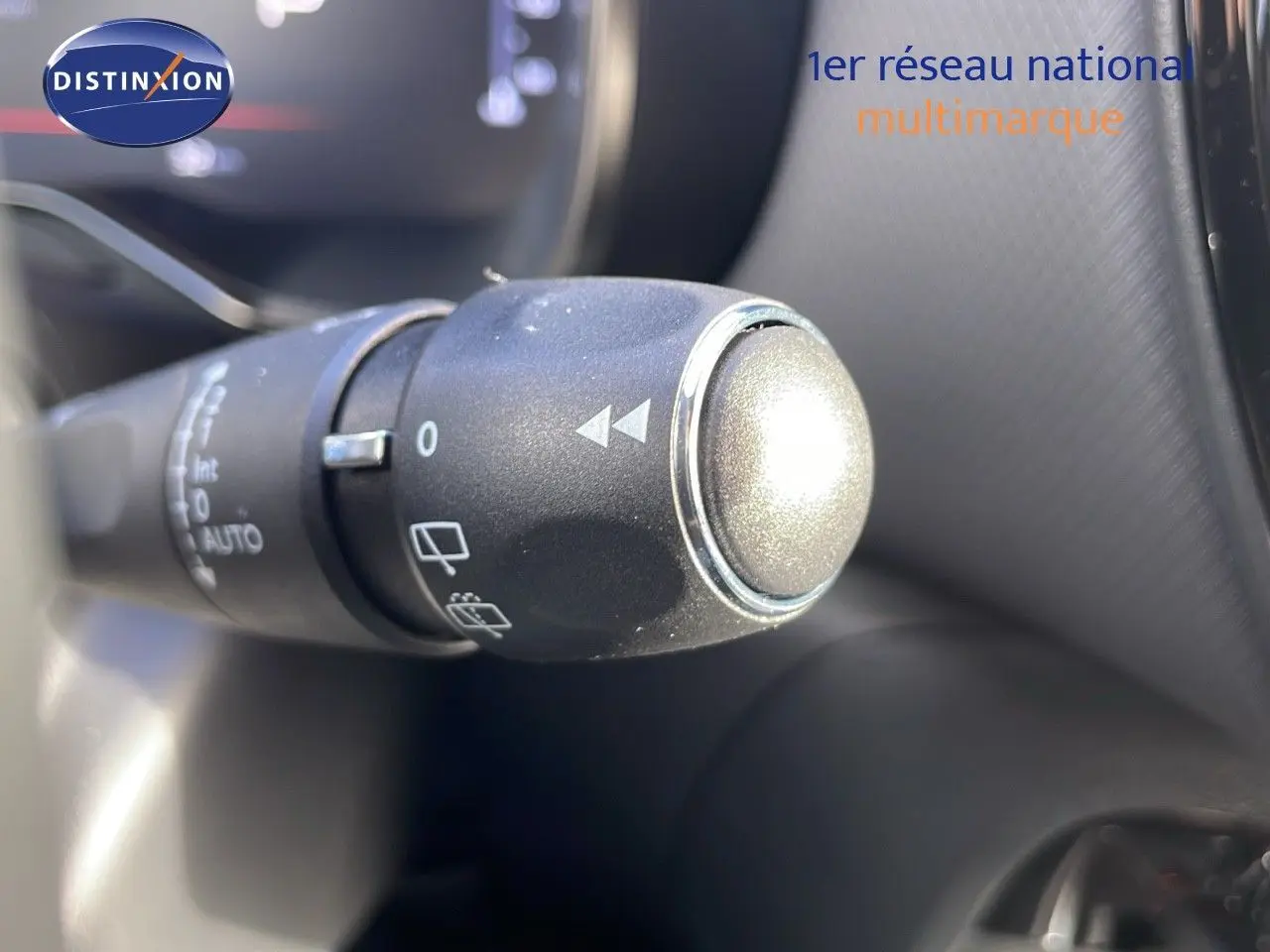 Gros plan sur la commande d’essuie-glace du Citroën C5 Aircross 2025 bleu Eclipse Metal, intérieur sombre.