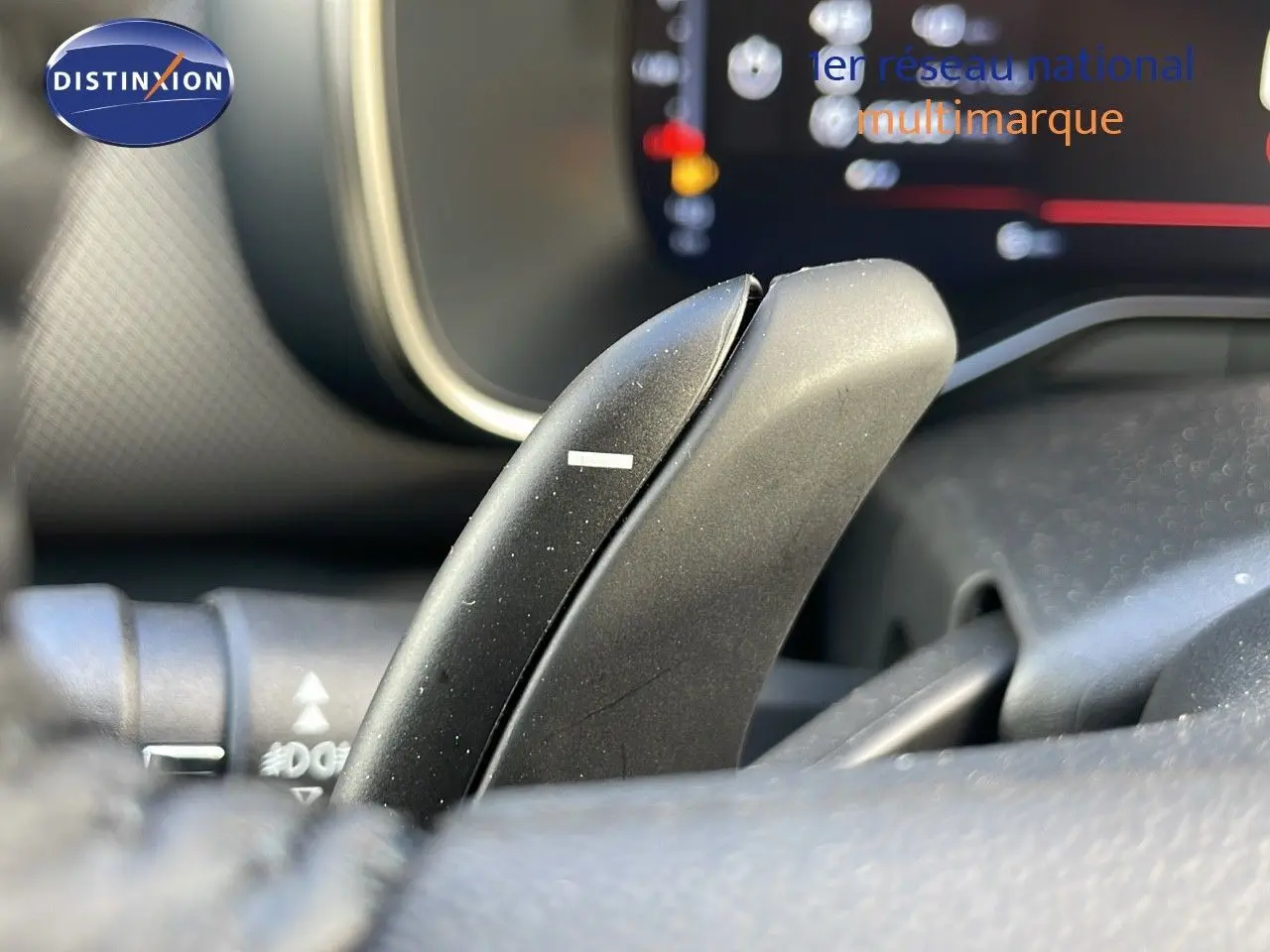 Gros plan sur la palette de changement de vitesse au volant du Citroën C5 Aircross bleu Eclipse Metal, intérieur moderne.