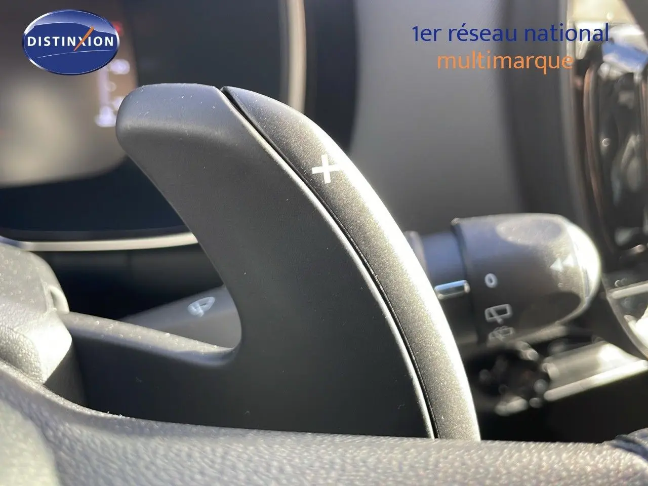 Gros plan sur la palette de changement de vitesse droite dans l'habitacle du Citroën C5 Aircross bleu Eclipse Metal.