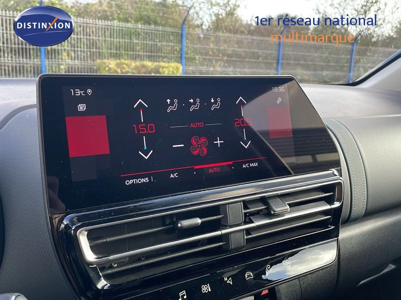 Écran tactile du système de climatisation du Citroën C5 Aircross 2025, intérieur avec surpiqûres bleues.