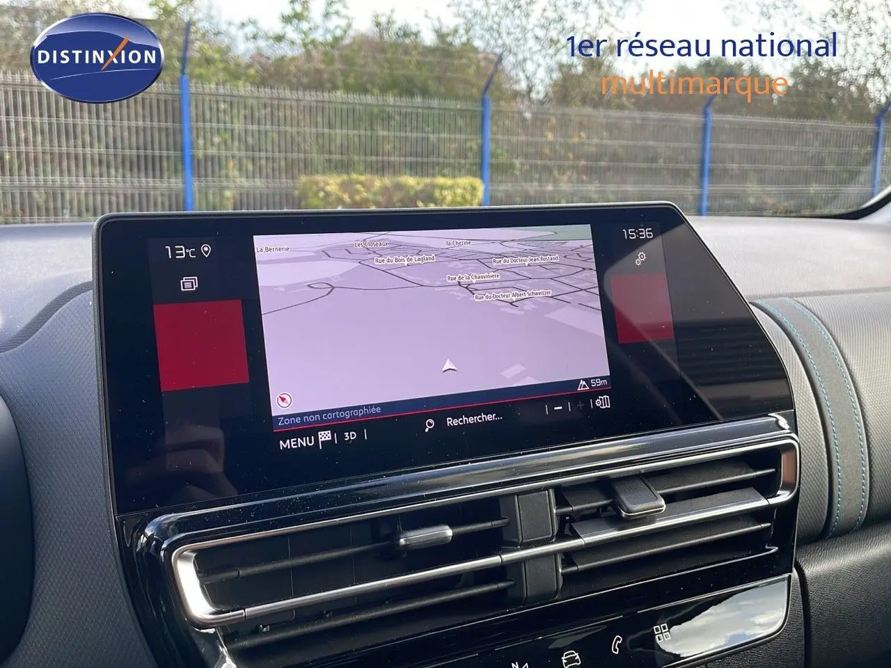 Vue rapprochée de l’écran tactile central du Citroën C5 Aircross 2025 avec navigation affichée et tableau de bord noir.