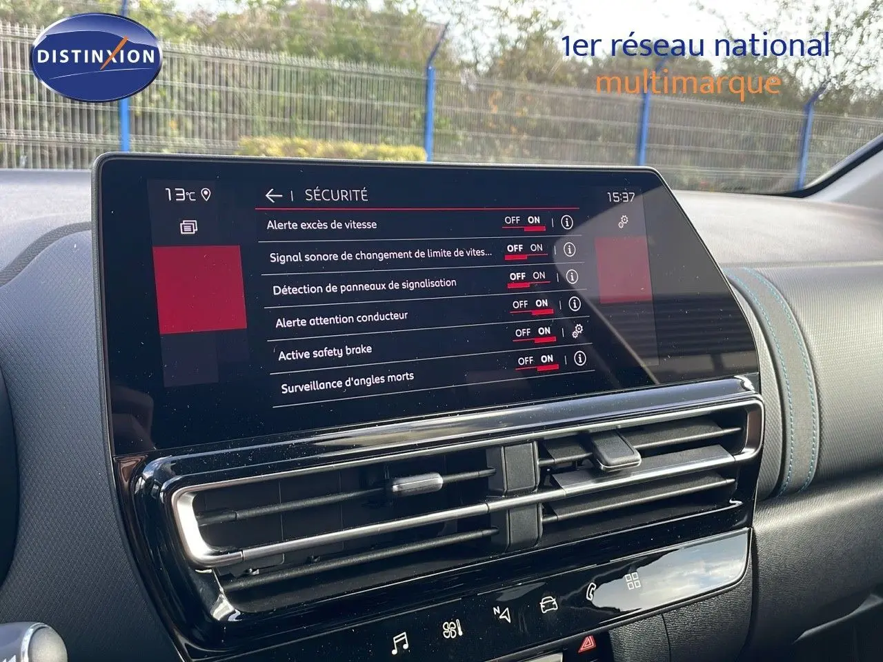 Vue intérieure centrée sur l’écran tactile du tableau de bord du Citroën C5 Aircross 2025 en bleu Eclipse Metal.
