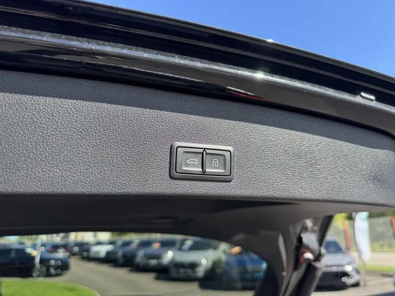 Boutons d'ouverture et de verrouillage du coffre sur le hayon noir métallisé d'un Audi Q2 35 TFSI S line 2023.