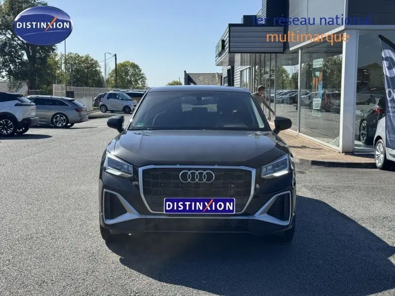 Audi Q2 35 TFSI S line noir Mythic métallisé vu de face, mettant en valeur sa calandre hexagonale et ses phares LED.