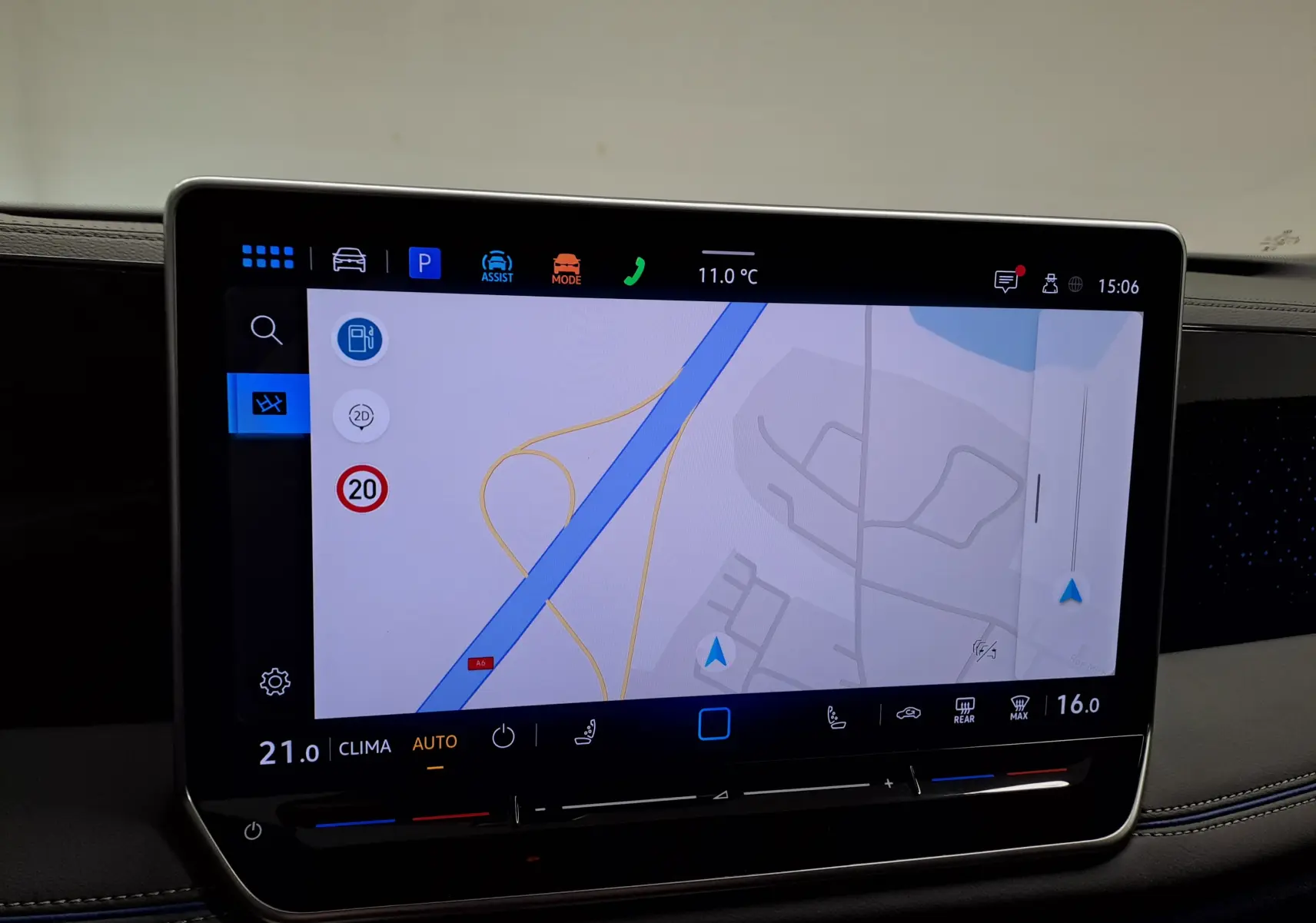 Écran tactile central du Volkswagen Tiguan 2.0 TDI 150 DSG7 R-Line affichant la navigation et les réglages climatiques.