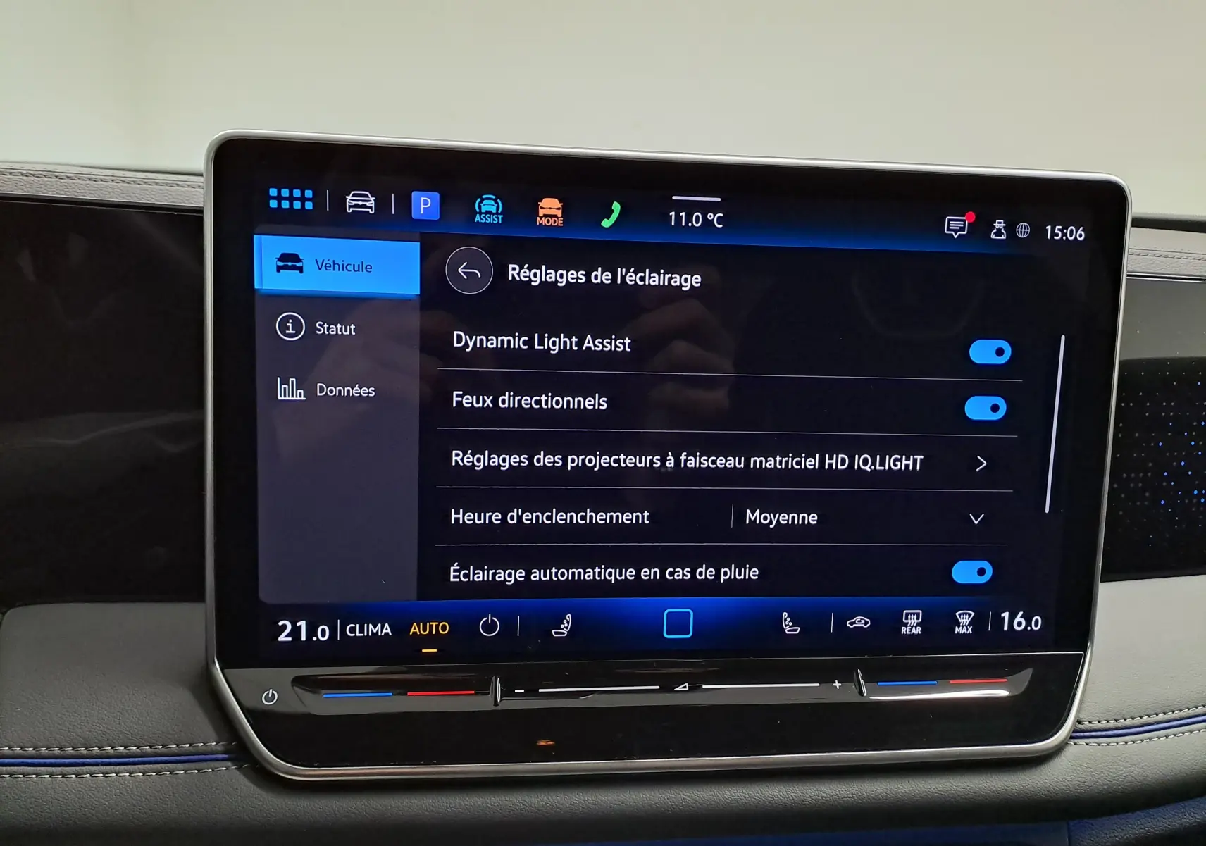 Écran tactile central du Volkswagen Tiguan 2.0 TDI 150 DSG7 R-LINE affichant les réglages d’éclairage intérieur.