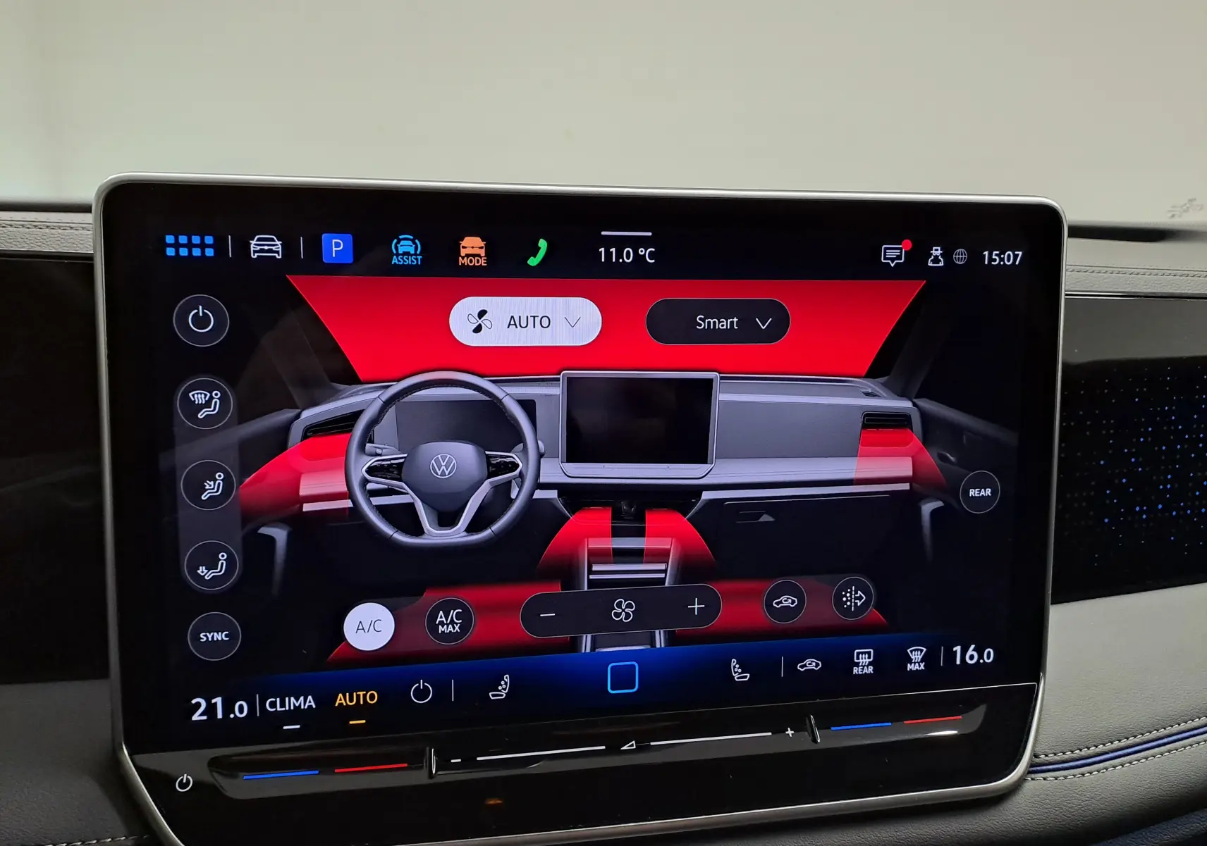 Écran tactile central affichant l'interface de climatisation du Volkswagen Tiguan 2.0 TDI 150 DSG7 R-Line.