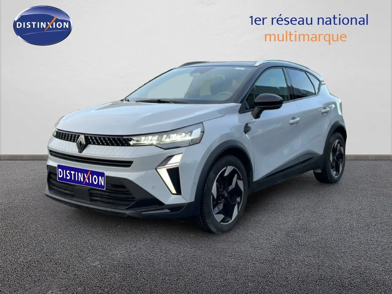 Vue 3/4 avant d'un Renault Captur gris Rafale métal avec toit noir, jantes noires et détails modernes LED.