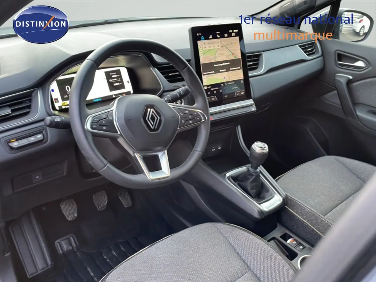 Vue intérieure côté conducteur du Renault Captur 1.0 ECO-G 100ch Techno 2025, volant cuir et écran tactile vertical.