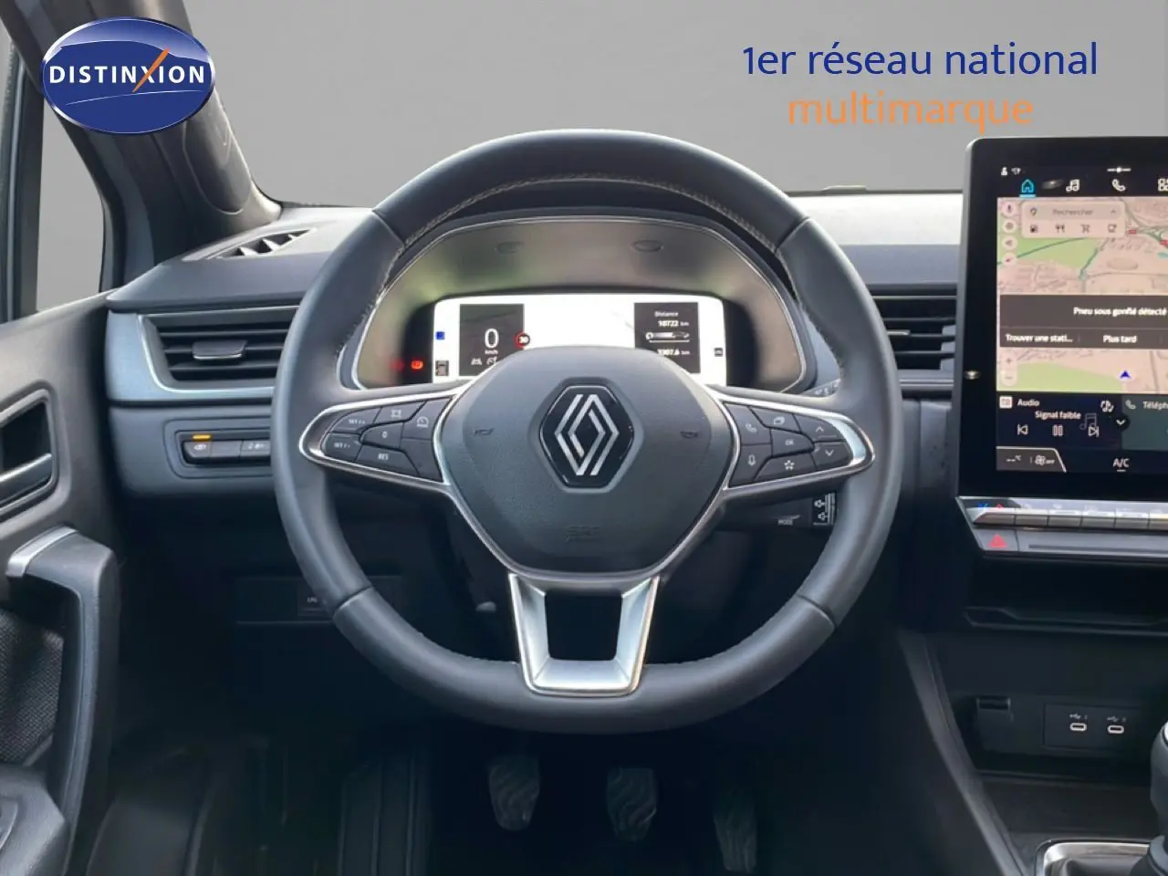 Vue intérieure centrée sur le volant Renault Captur 2025, tableau de bord numérique et écran tactile multimédia.