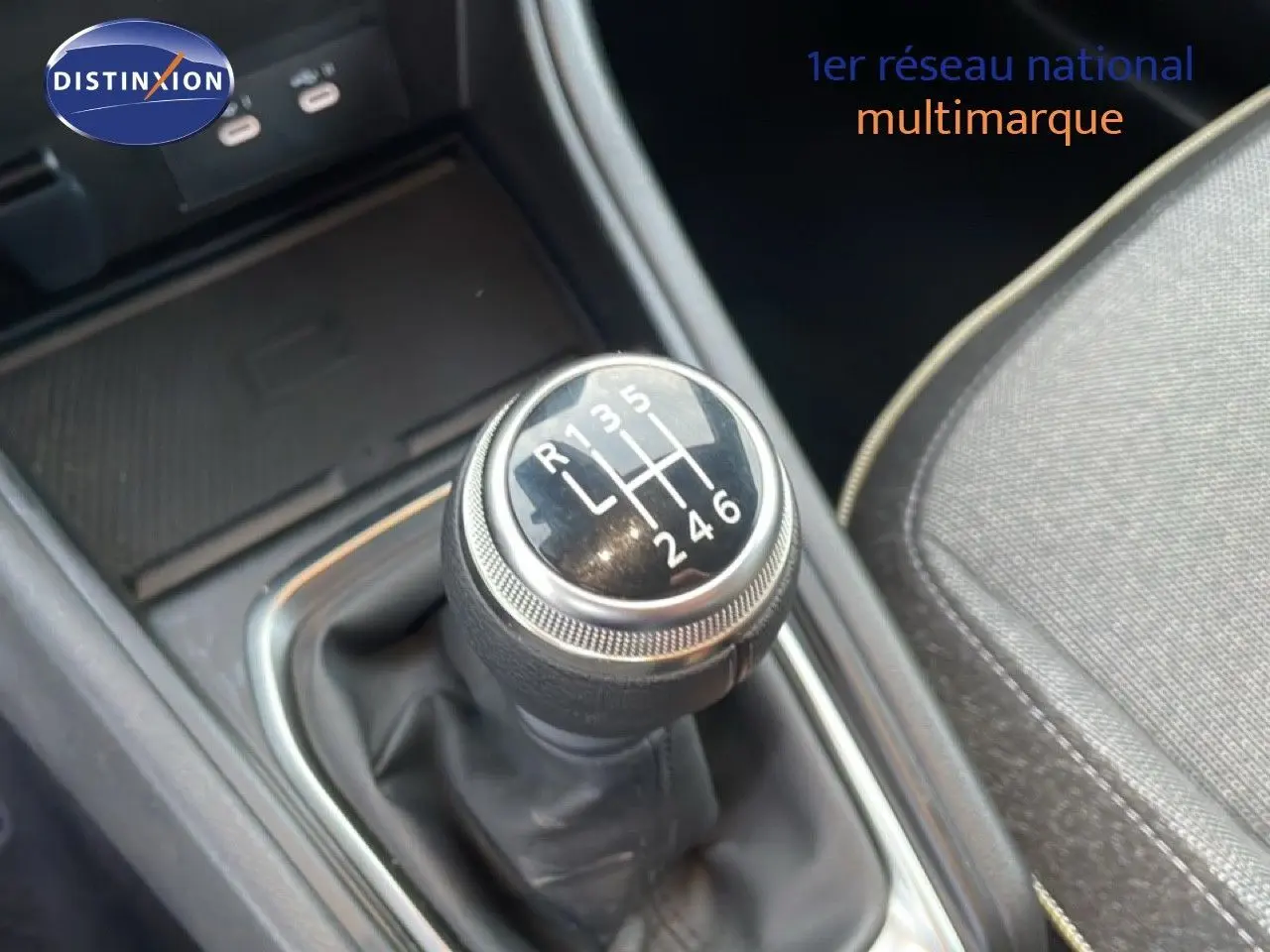 Le levier de vitesses manuel en gros plan dans l'habitacle du Renault Captur gris Rafale métal avec toit noir.