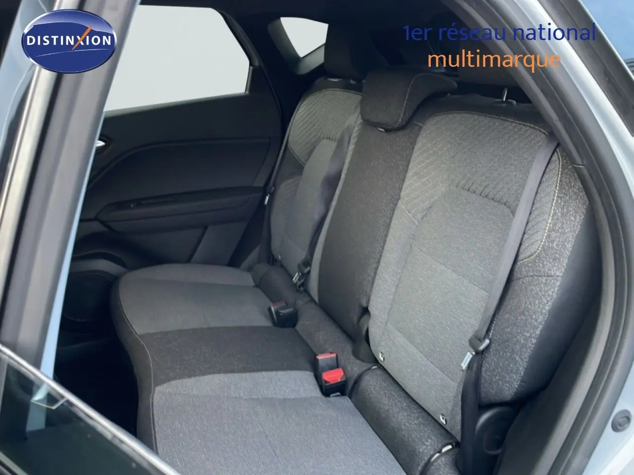 Vue intérieure côté droit des sièges arrière gris du Renault Captur 2025 avec ceinture de sécurité visible.