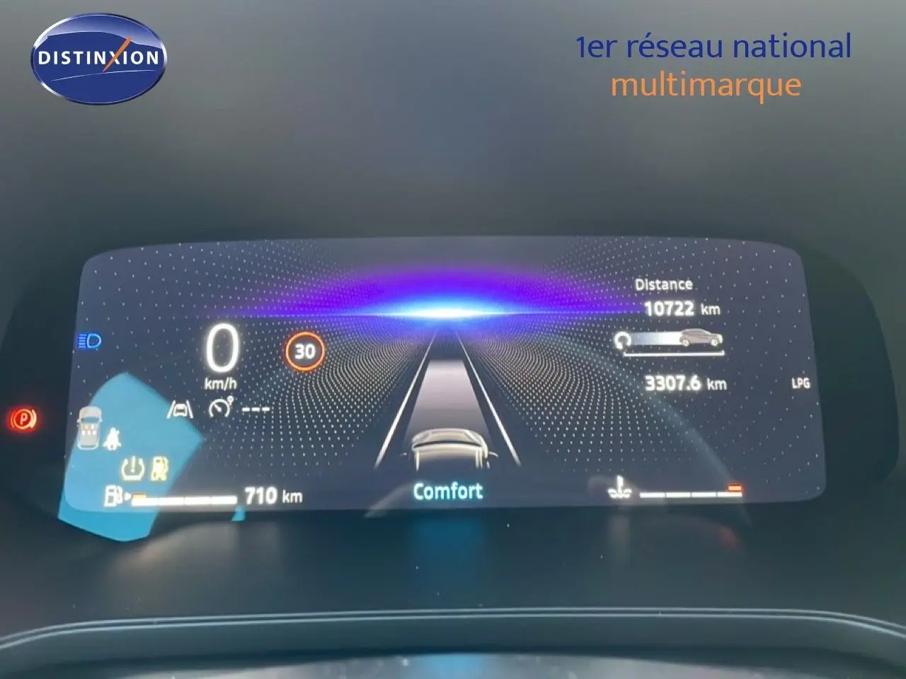 Tableau de bord numérique du Renault Captur 2025 affichant la vitesse à 0 km/h et l'autonomie à 710 km.