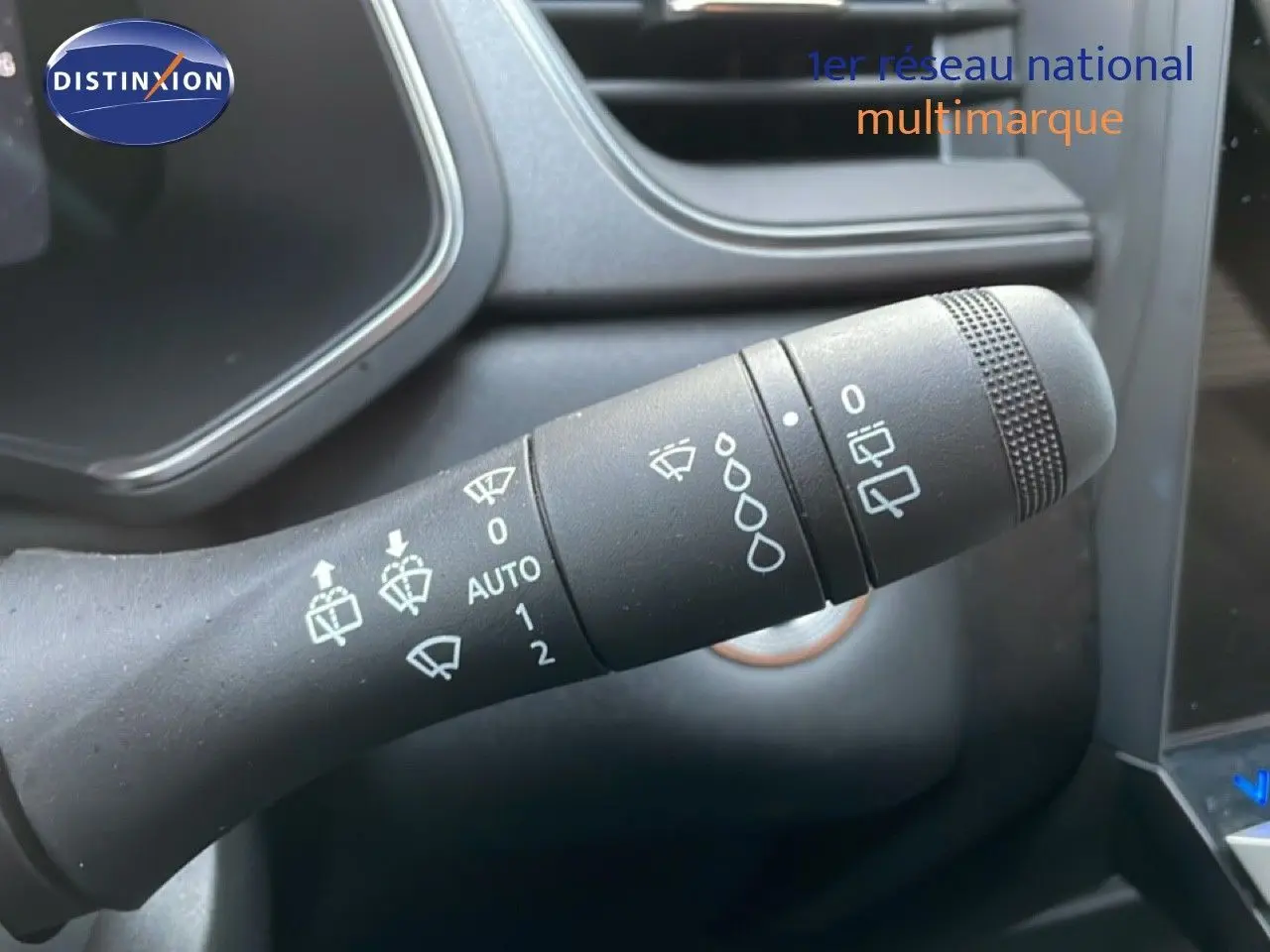 Gros plan sur la commande d’essuie-glace du Renault Captur 2025, intérieur noir avec détails fonctionnels visibles.