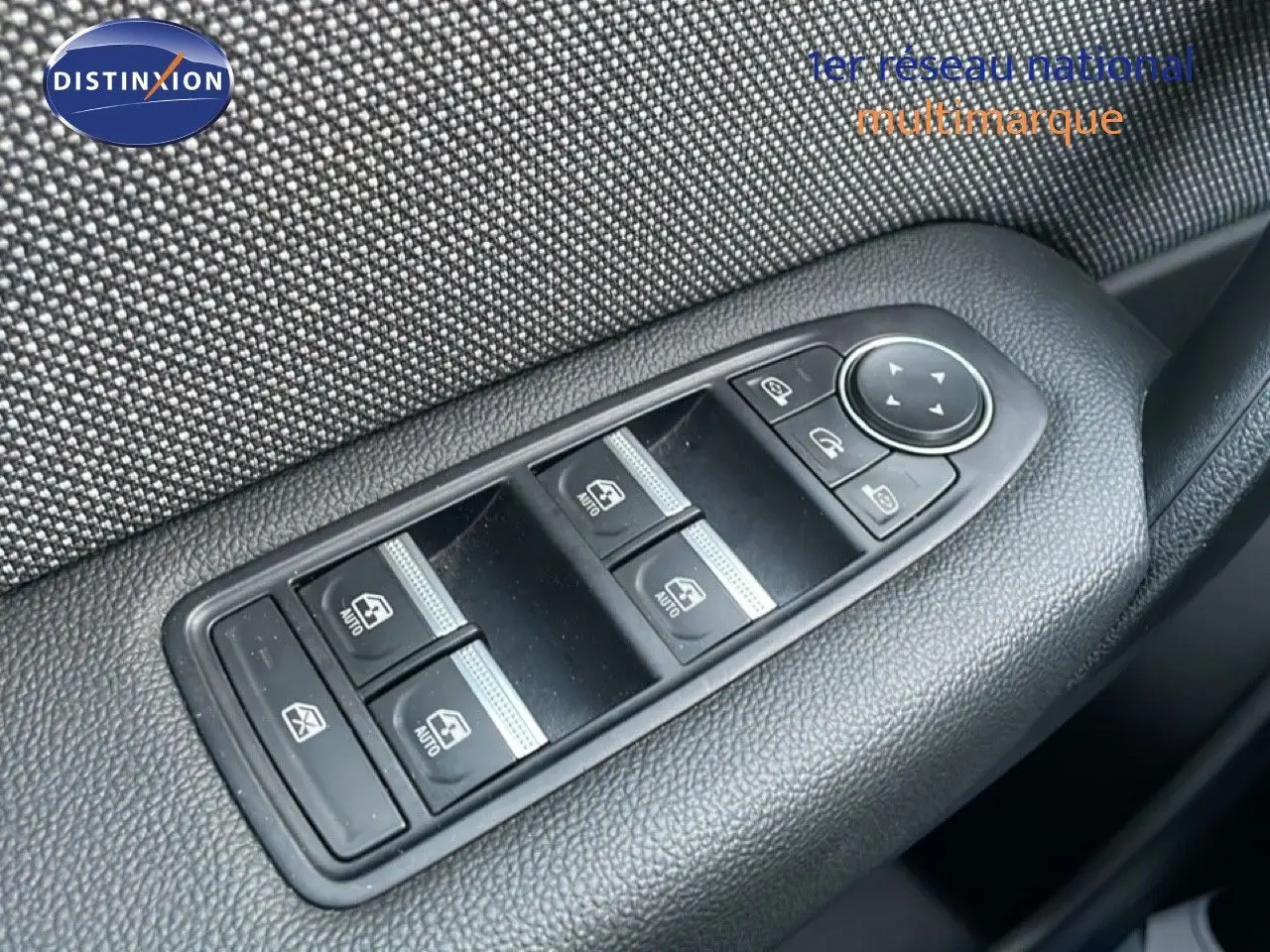 Gros plan sur les commandes des vitres électriques côté conducteur du Renault Captur 2025, finition TECHNO.