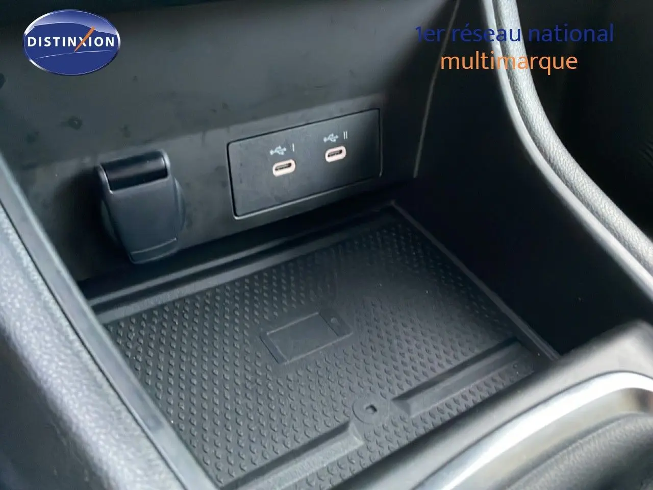 Gros plan sur la console centrale du Renault Captur 2025, montrant les ports USB-C et un espace de rangement noir.