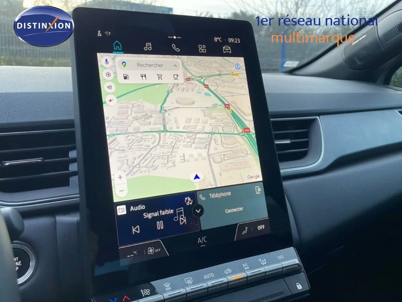 Vue intérieure centrée sur l'écran tactile du tableau de bord du Renault Captur 2025, avec navigation affichée.