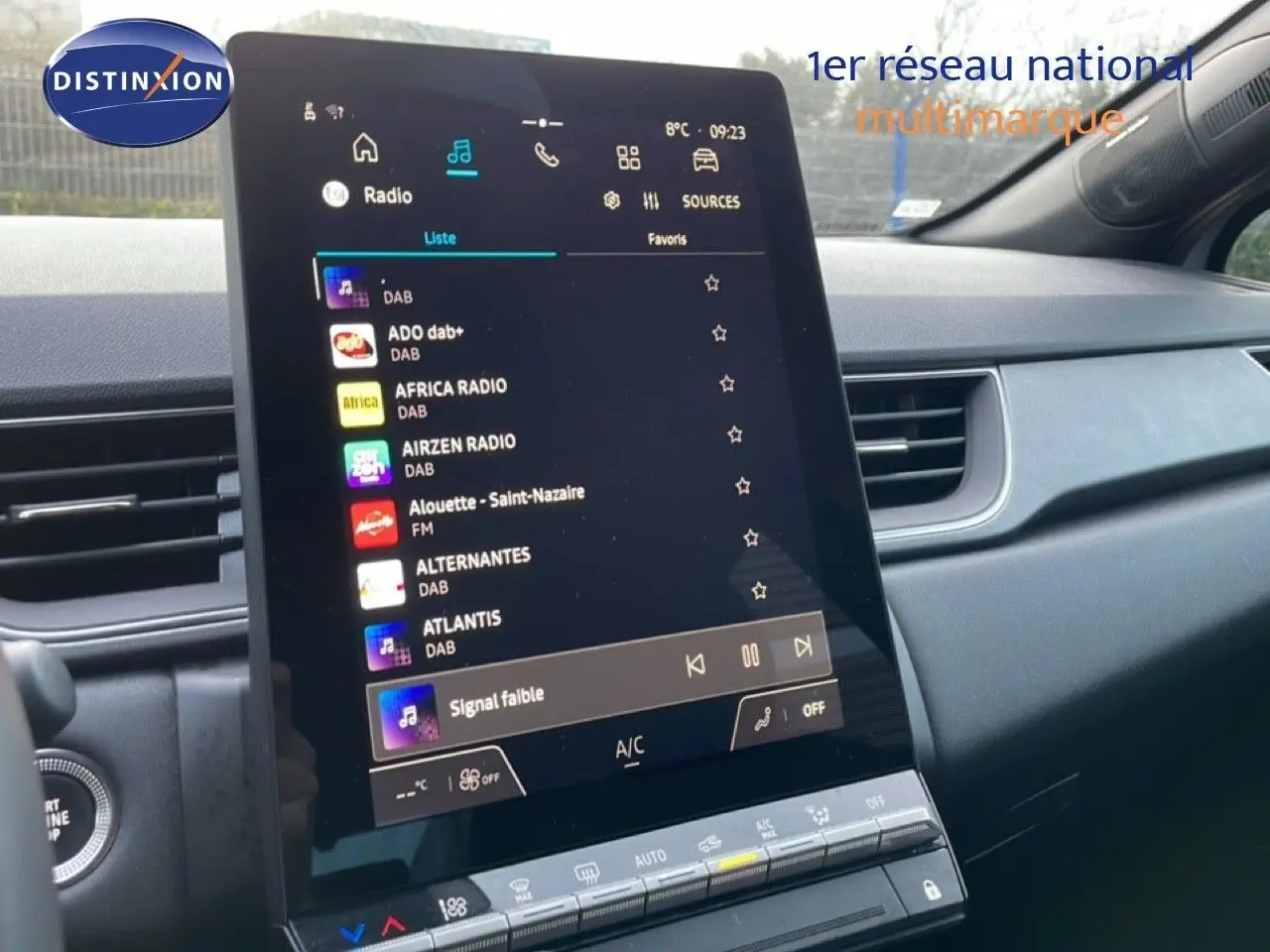Vue intérieure centrée sur l’écran tactile multimédia du Renault Captur gris Rafale métal avec toit noir, version 2025.
