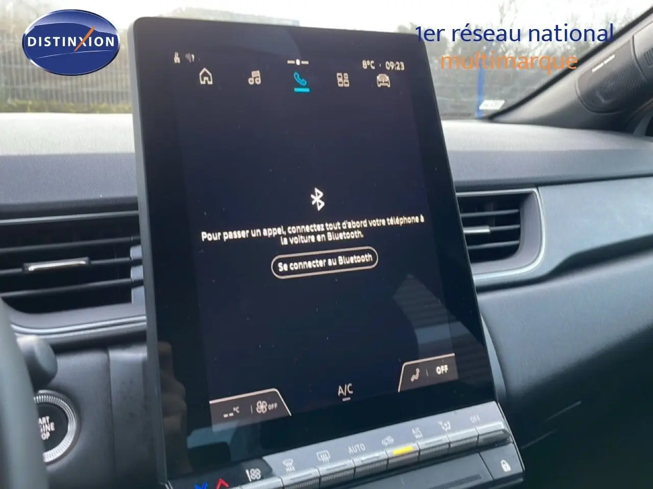 Vue intérieure centrée sur l'écran tactile vertical du tableau de bord du Renault Captur gris rafale métal.