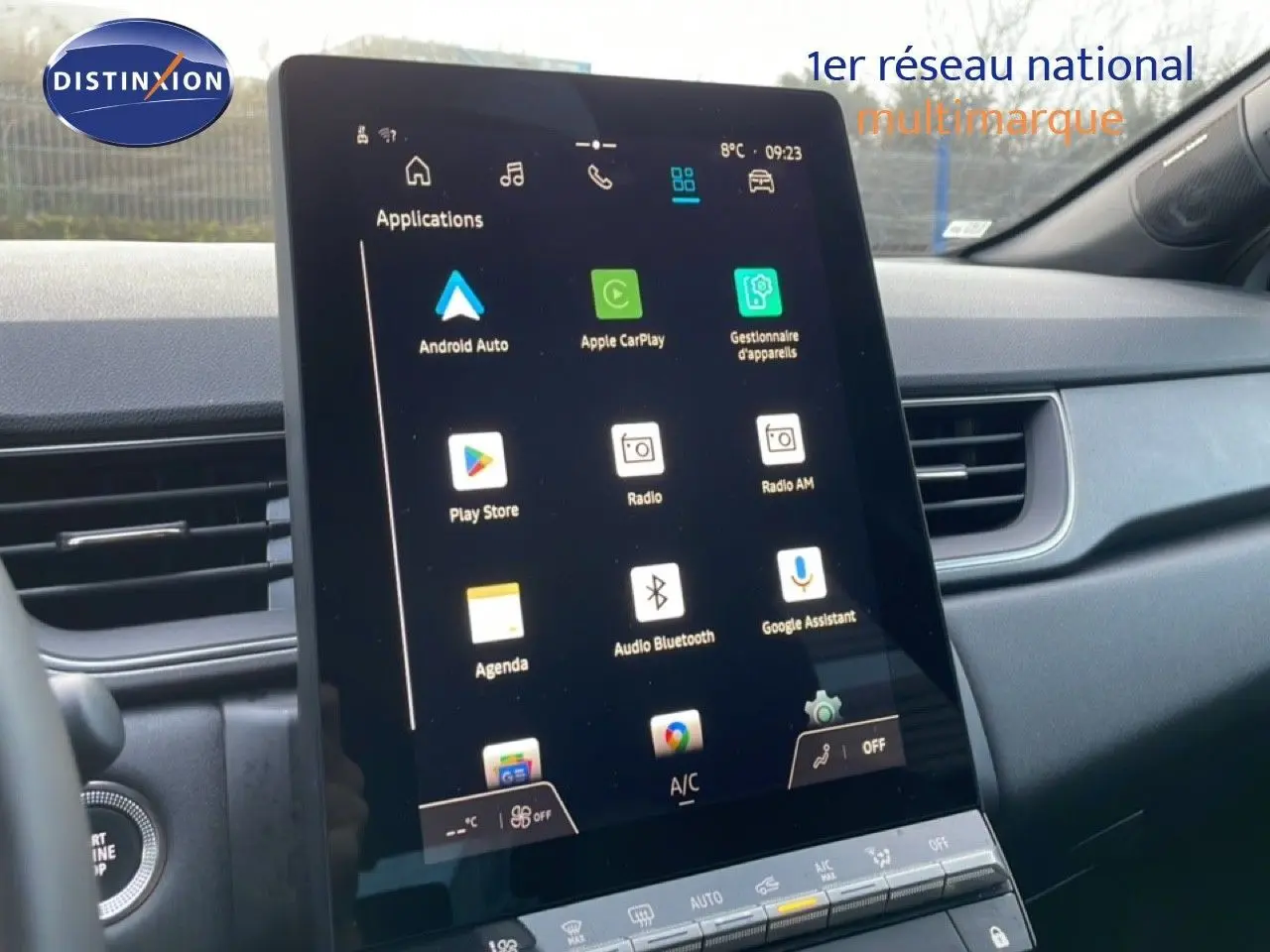 Vue rapprochée de l'écran tactile central du tableau de bord du Renault Captur gris Rafale métal avec toit noir.