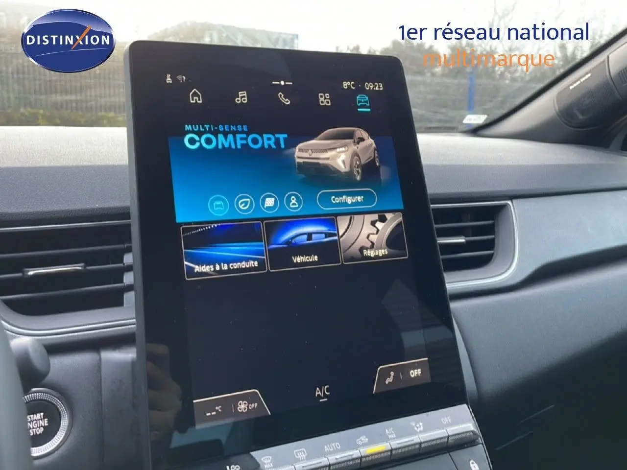 Vue intérieure du tableau de bord du Renault Captur 2025, écran tactile central affichant le mode Confort.