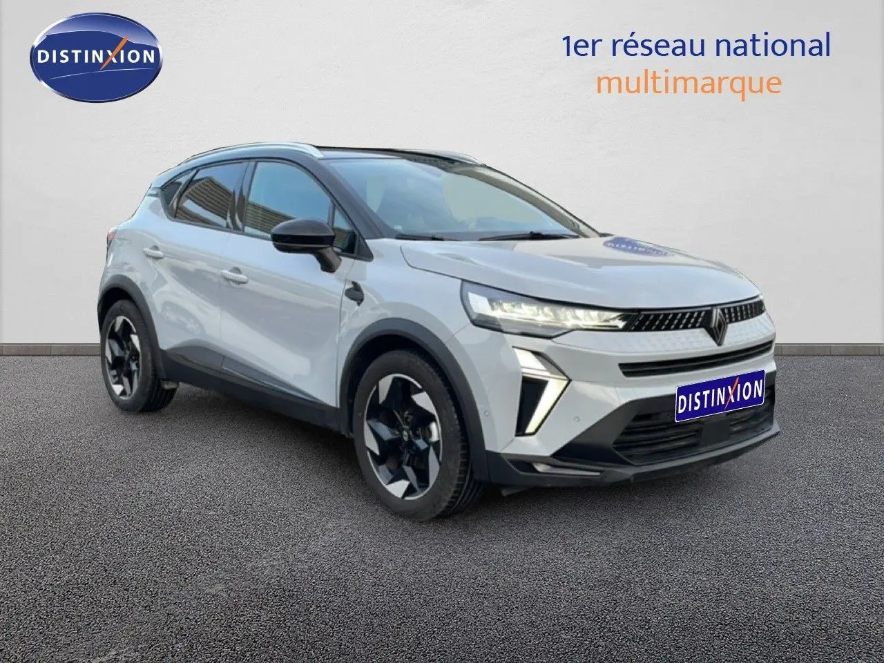 Renault Captur 2025 gris Rafale métal avec toit noir, vue 3/4 avant mettant en valeur ses phares LED et jantes noires.