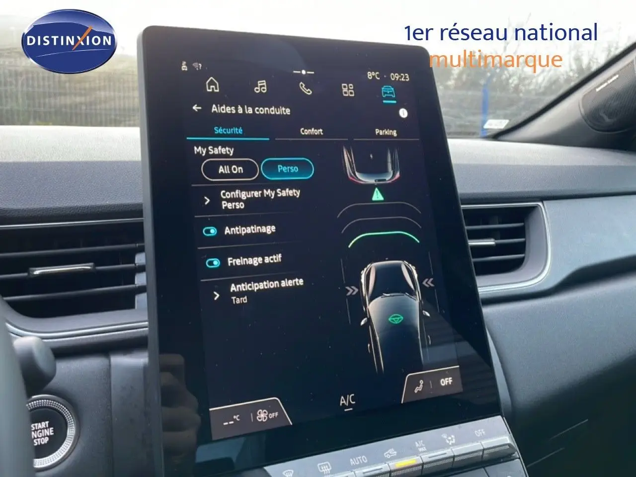 Écran tactile central du tableau de bord du Renault Captur 2025, affichant les aides à la conduite dans un intérieur noir.