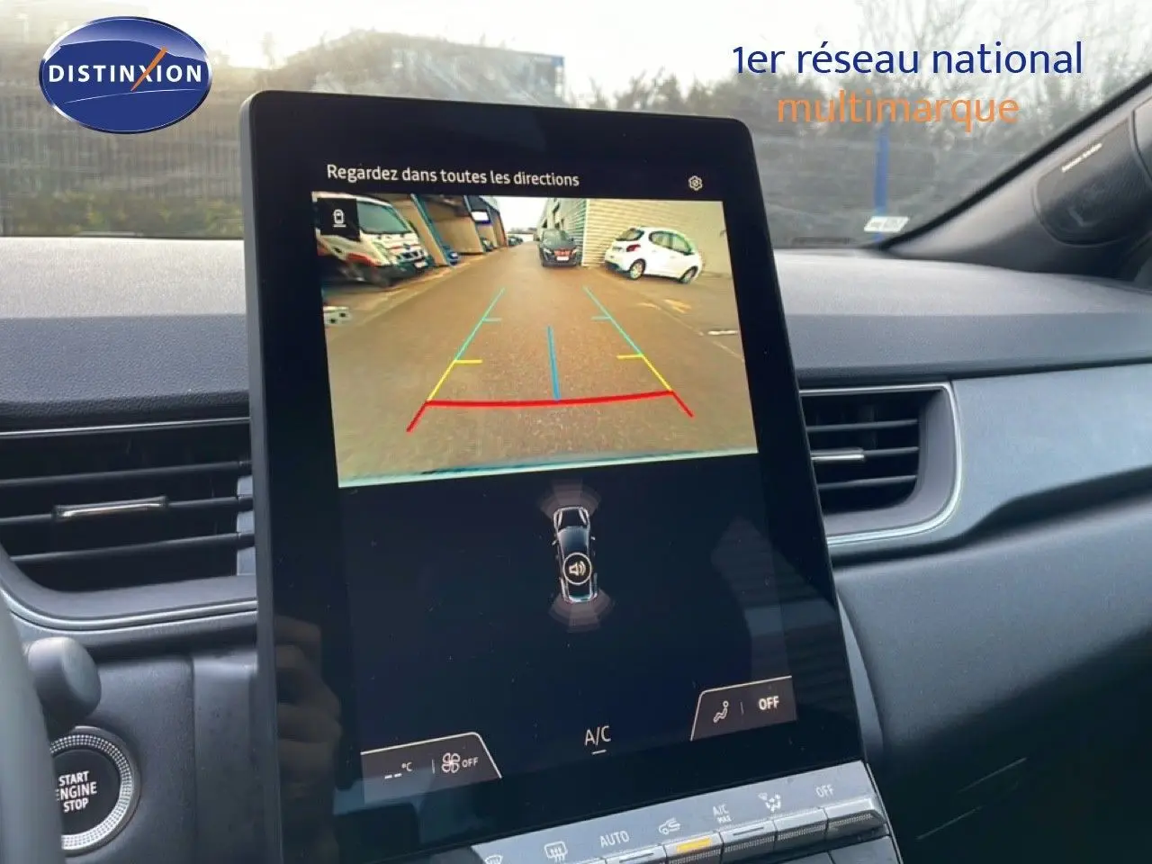 Vue rapprochée de l’écran central tactile du Renault Captur 2025 affichant la caméra de recul en marche.