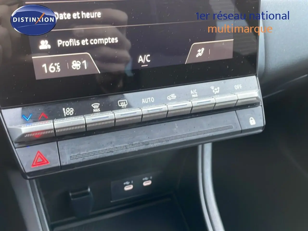 Détail de la console centrale du Renault Captur 2025 avec commandes climatisation et écran tactile.