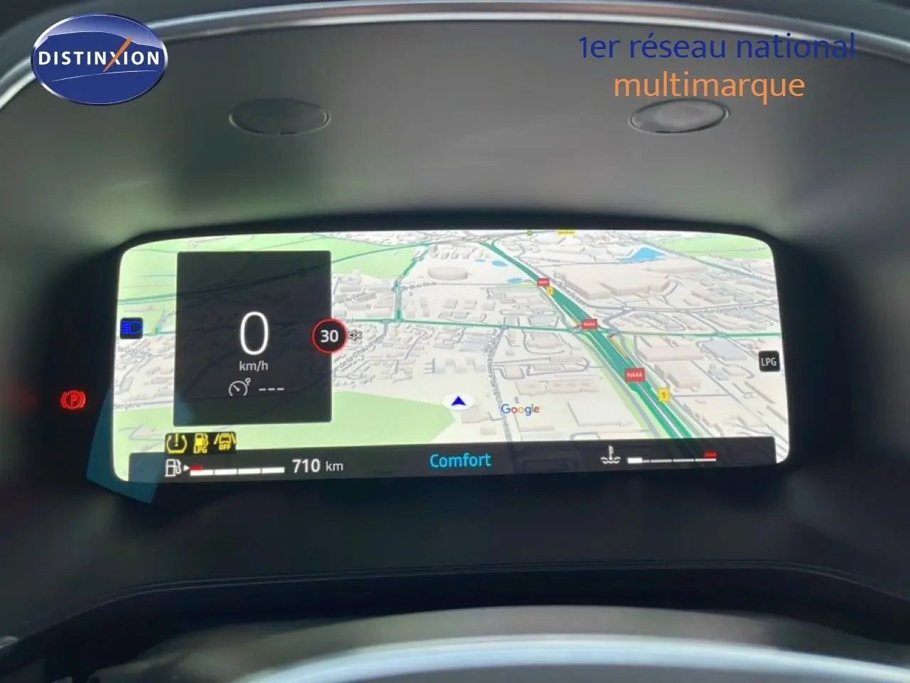 Vue rapprochée de l'écran numérique du tableau de bord du Renault Captur 2025 affichant la navigation et la vitesse à 0 km/h.