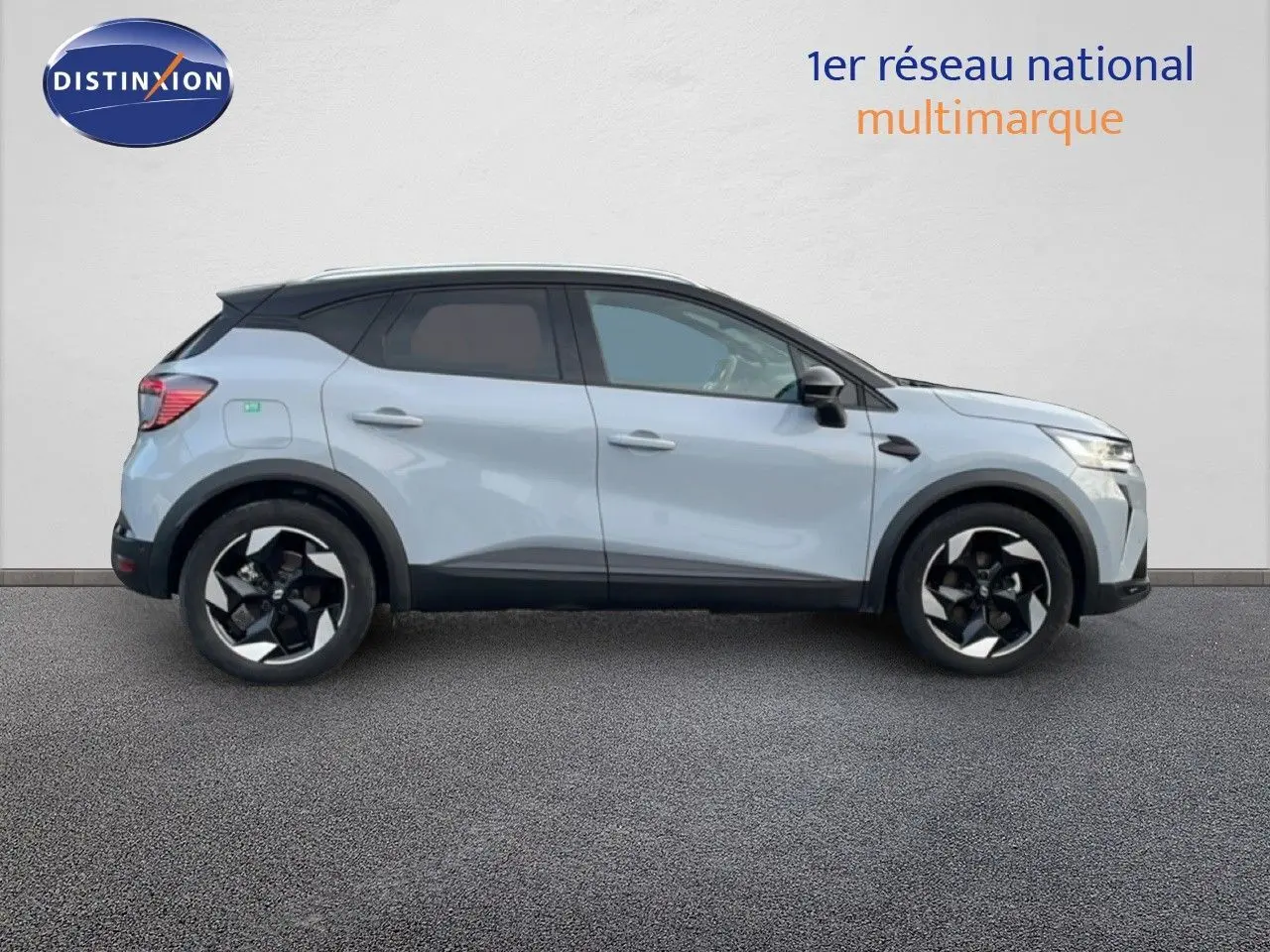 Profil droit du Renault Captur 2025 gris Rafale métal avec toit noir, roues alliage bicolores et lignes modernes.
