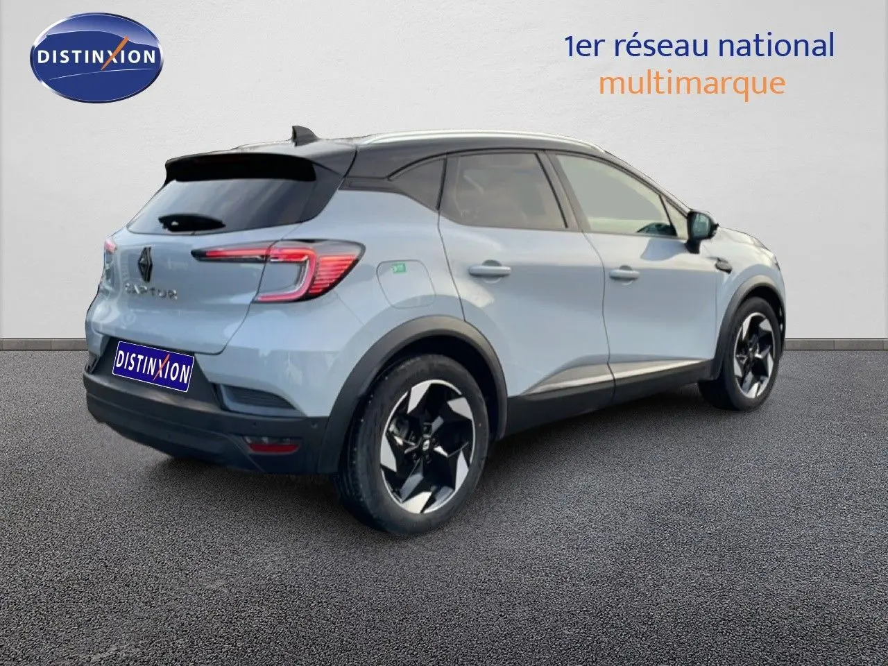 Renault Captur 2025 gris Rafale métal avec toit noir, vue 3/4 arrière côté droit, jantes noires distinctives.