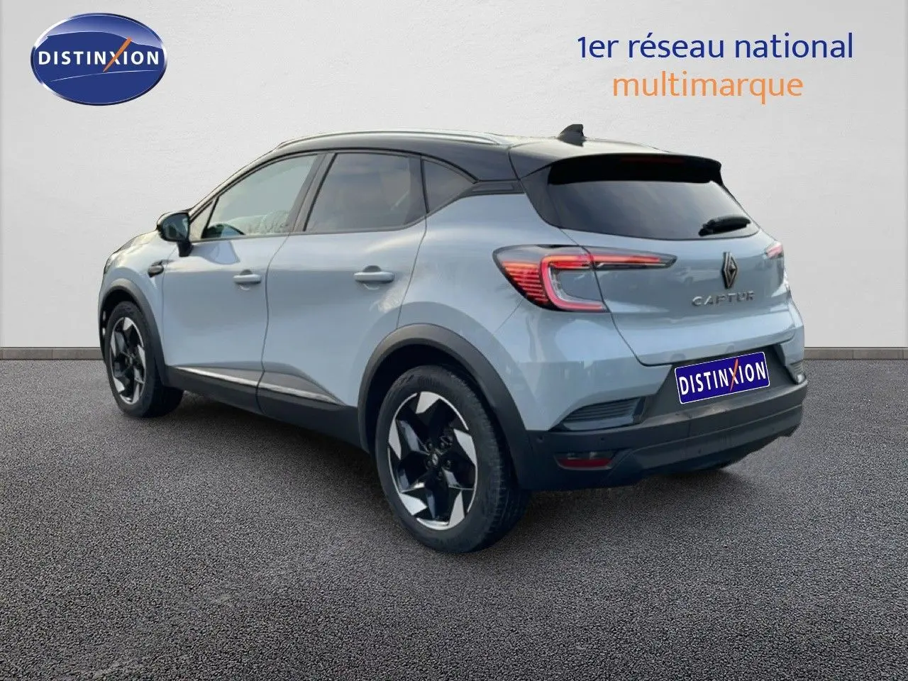 Vue 3/4 arrière droite du Renault Captur 2025 gris Rafale métal avec toit noir et jantes noires distinctives.
