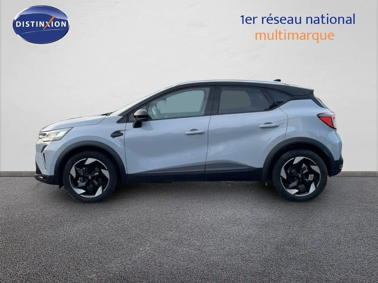 Profil côté gauche d'un Renault Captur 2025 gris Rafale métal avec toit noir et jantes noires stylisées.