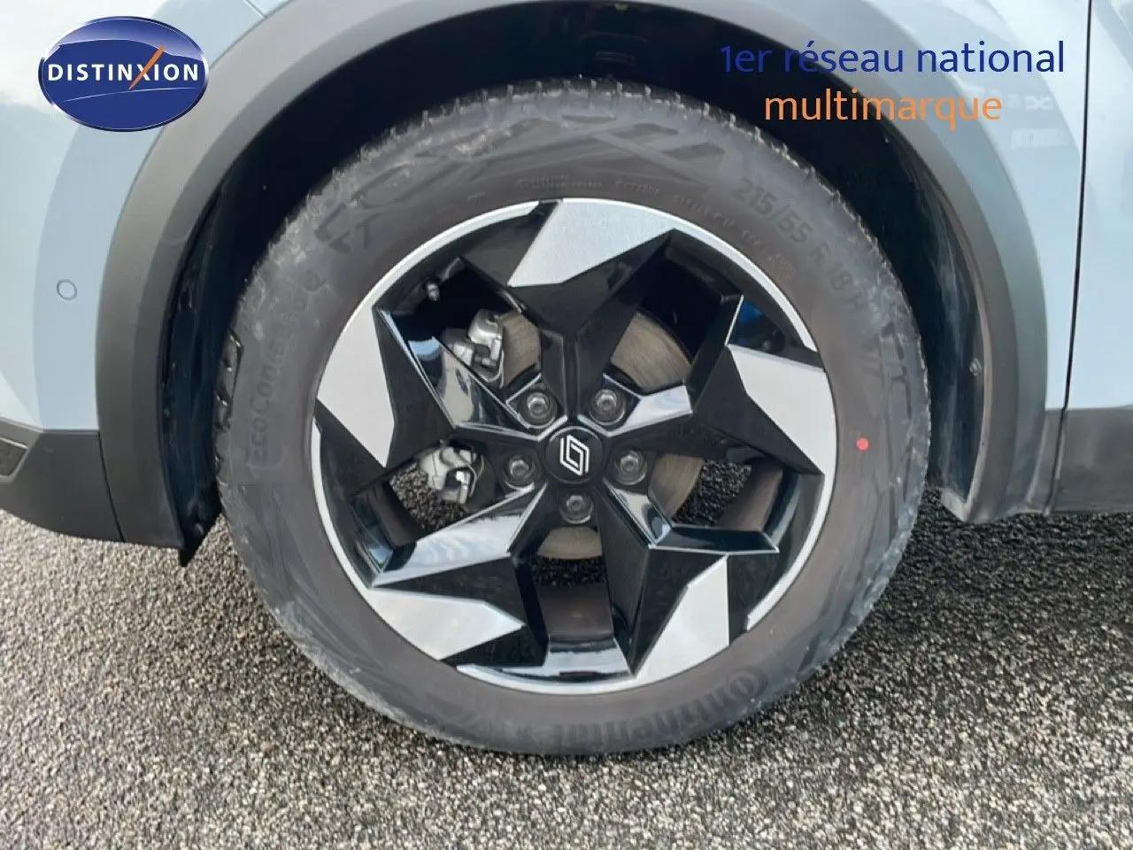 Gros plan sur la roue avant droite du Renault Captur gris Rafale métal avec jante noire et argentée en 18 pouces.