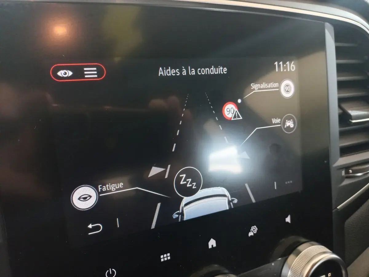 Écran tactile intérieur de la Renault Mégane Business 2022 montrant les aides à la conduite en mode nuit.
