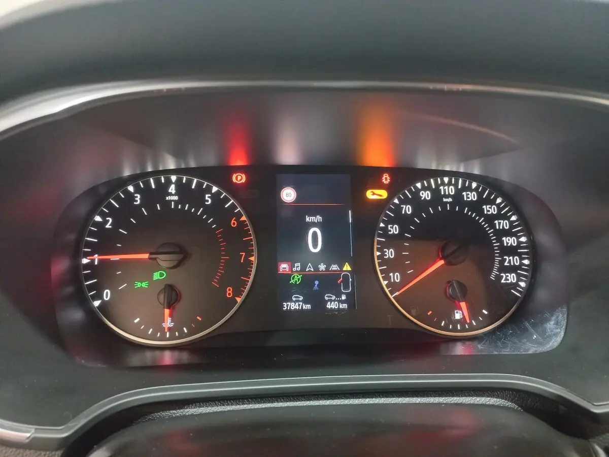 Tableau de bord de Renault Mégane Business TCe 115, affichage numérique central et compteurs analogiques éclairés.