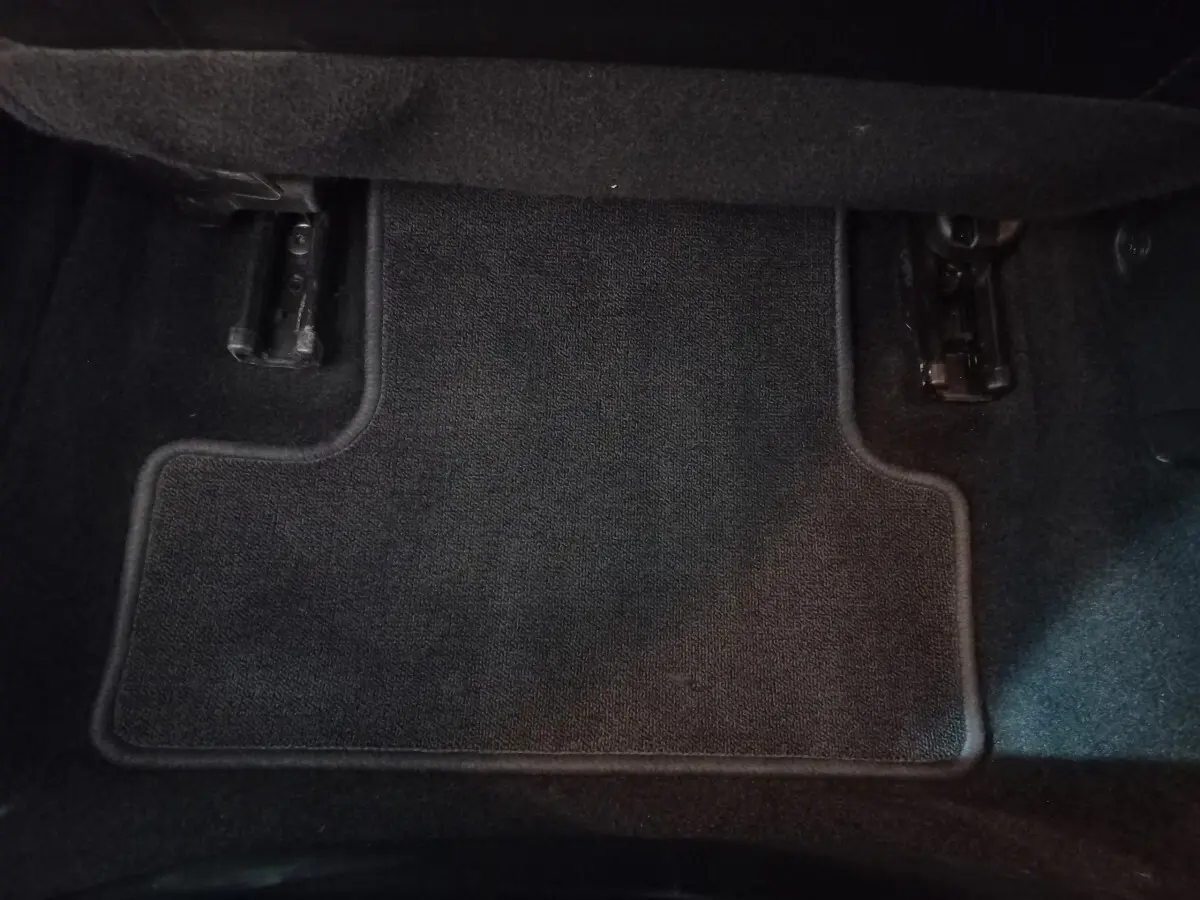 Vue rapprochée du tapis de sol noir côté conducteur de la Renault Mégane Business TCe 115 FAP 2022.