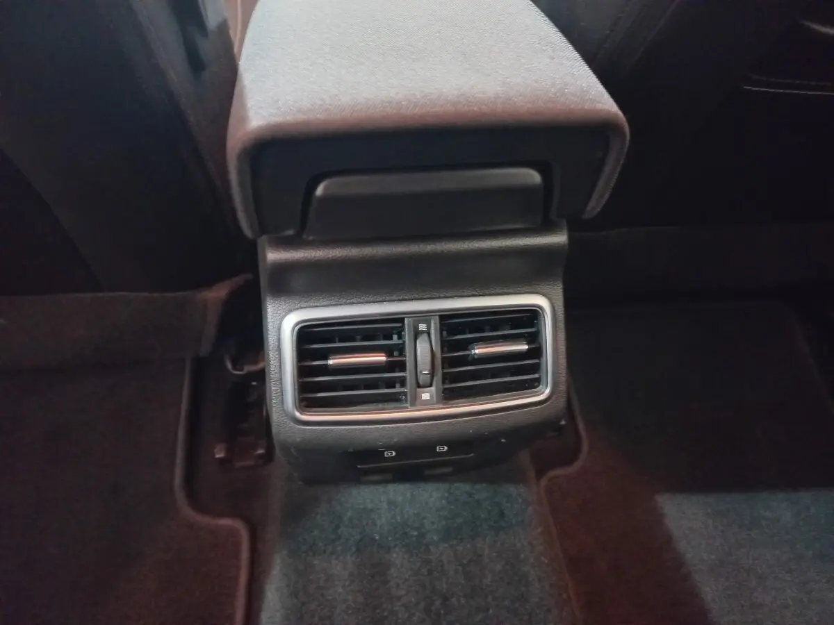 Vue rapprochée des aérateurs arrière et ports USB de la Renault Mégane Business TCe 115 FAP 2022, intérieur noir.